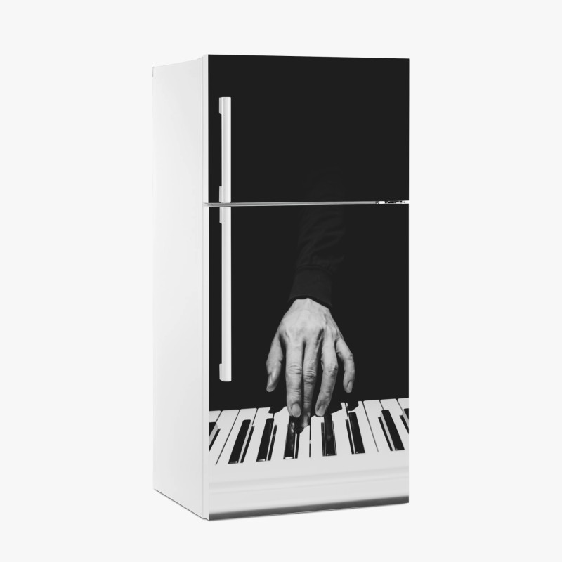 Kühlschrankaufkleber monochromes nahaufnahme einer hand am klavier