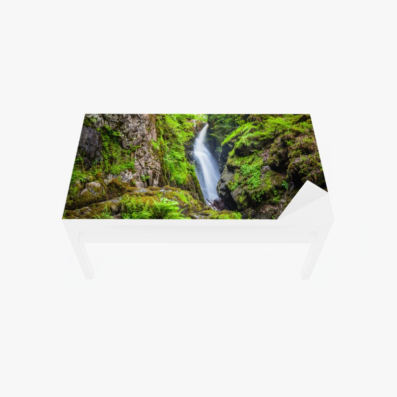 Tischaufkleber und Schreibtischaufkleber wasserfall in moosiger schlucht mit steinbrücke – Wallnifity®