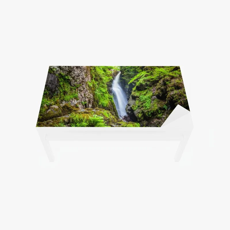 Tischaufkleber und Schreibtischaufkleber wasserfall in moosiger schlucht mit steinbrücke
