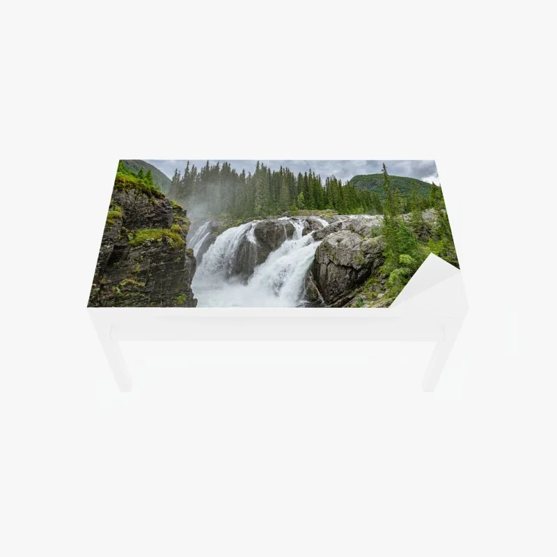 Tischaufkleber und Schreibtischaufkleber nebliger wasserfall im dichten kiefernwald