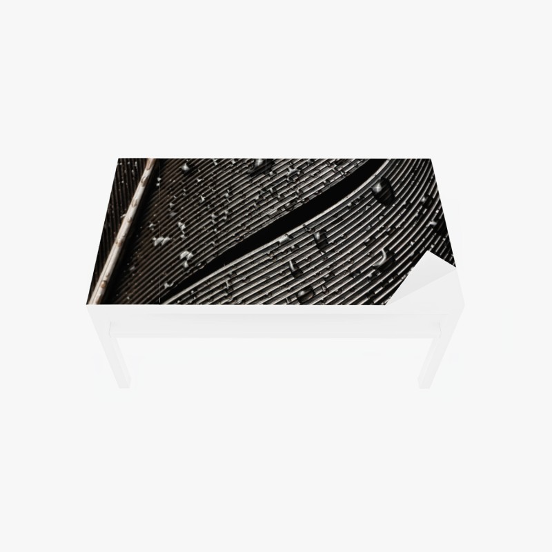 Tischaufkleber und Schreibtischaufkleber monochrome feder mit wassertropfen