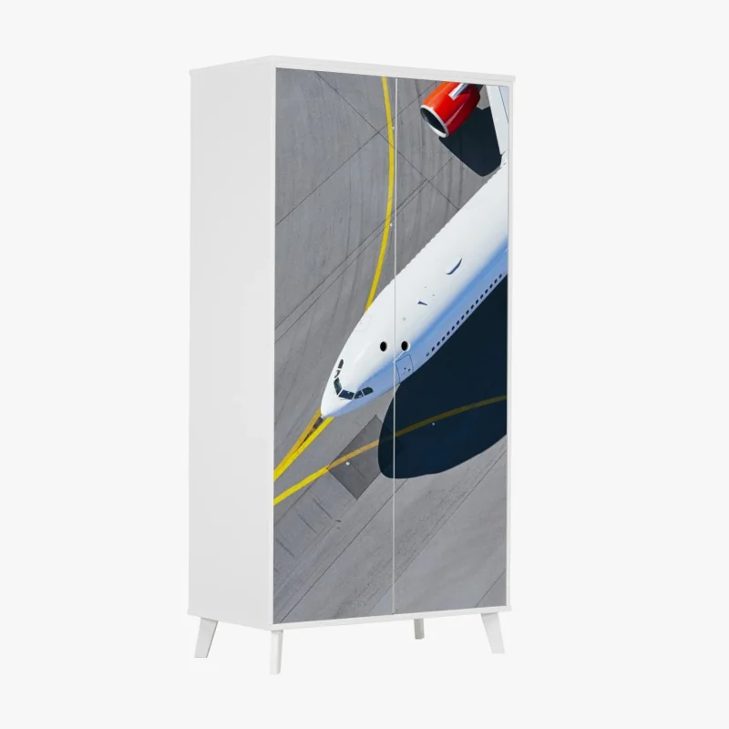 Schrankaufkleber luftaufnahme eines flugzeugs auf dem rollfeld