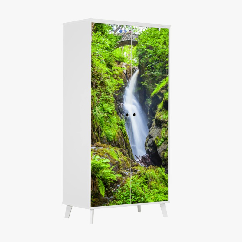 Schrankaufkleber wasserfall in moosiger schlucht mit steinbrücke