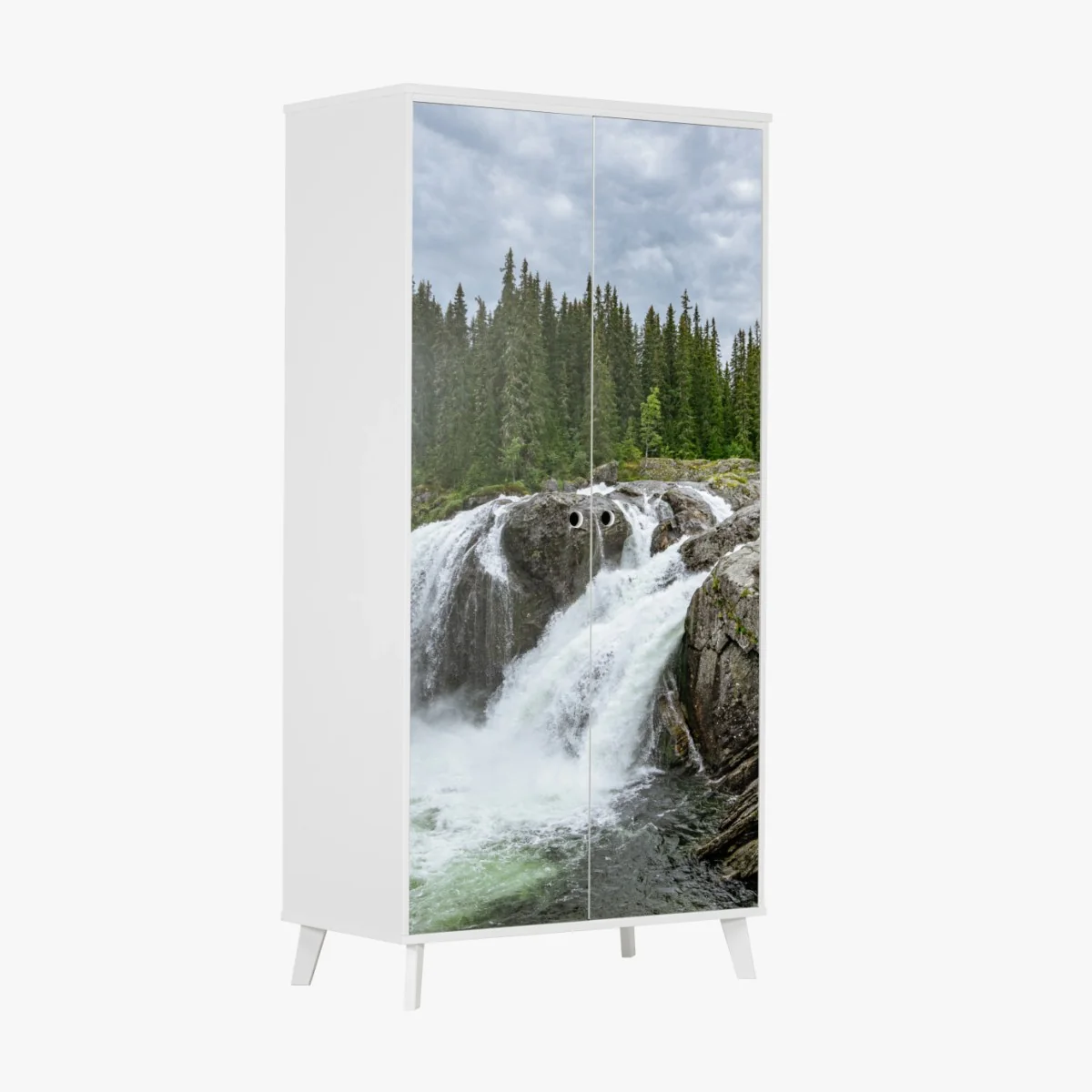 Schrankaufkleber nebliger wasserfall im dichten kiefernwald – Wallnifity®