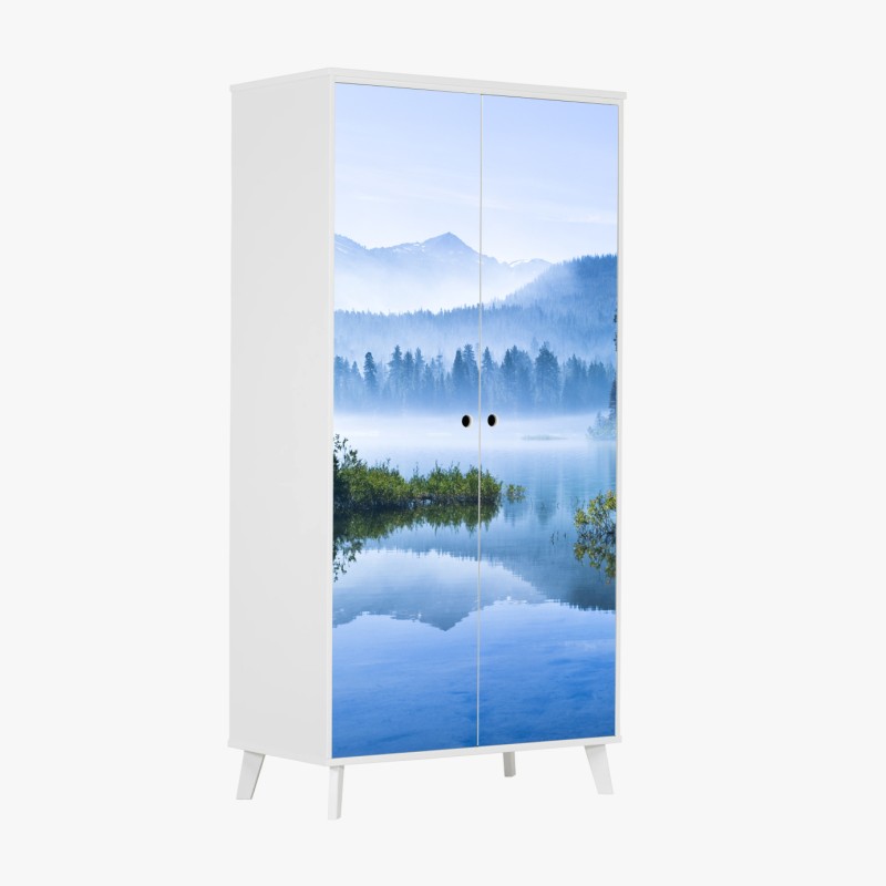 Schrankaufkleber nebliger bergsee mit spiegelnder oberfläche