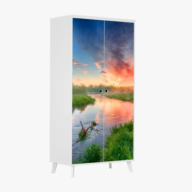 Schrankaufkleber sonnenaufgang über einem nebligen flussufer