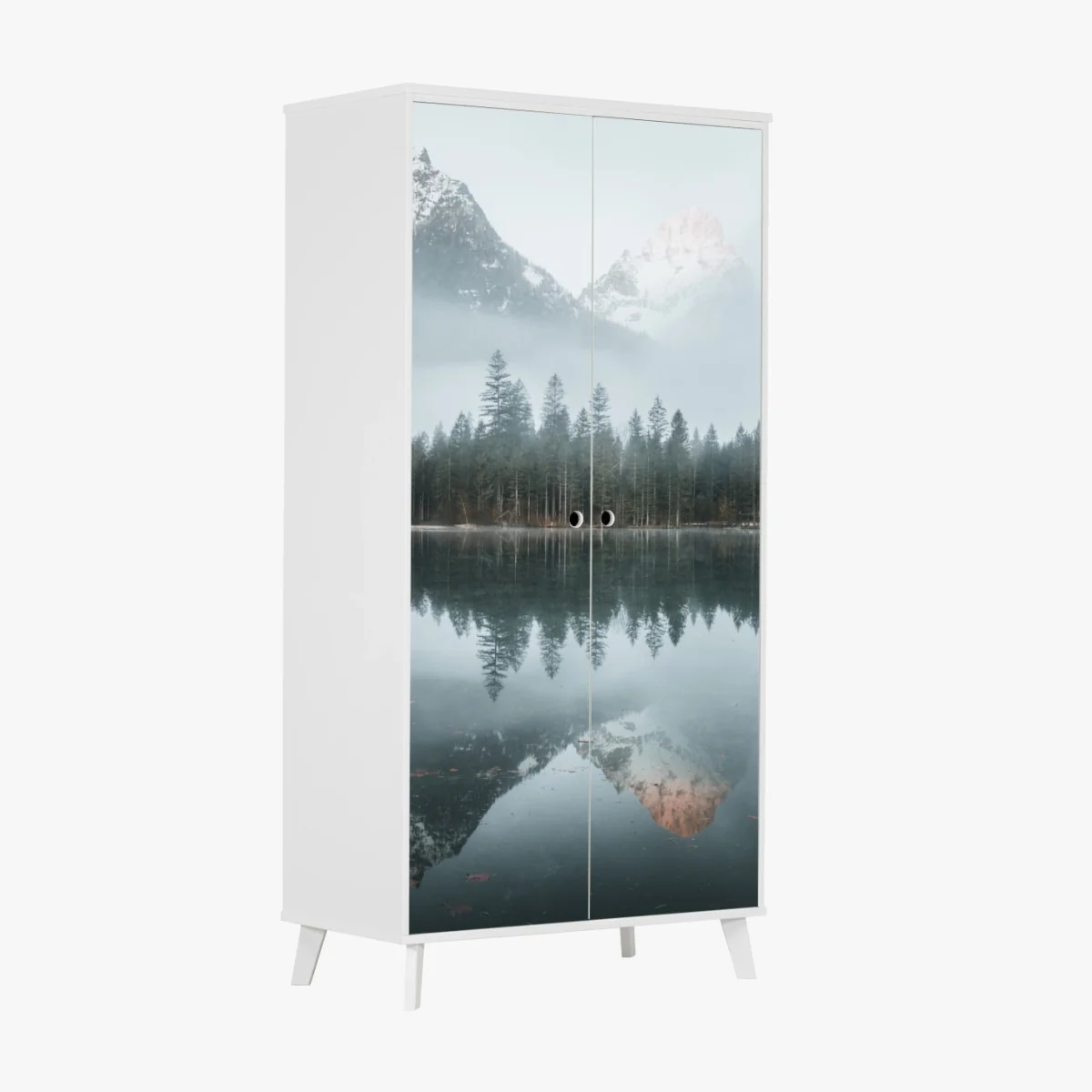 Schrankaufkleber neblige alpine spiegelung am ruhigen see – Wallnifity® Schrankaufkleber neblige alpine spiegelung am ruhigen see – Wallnifity®