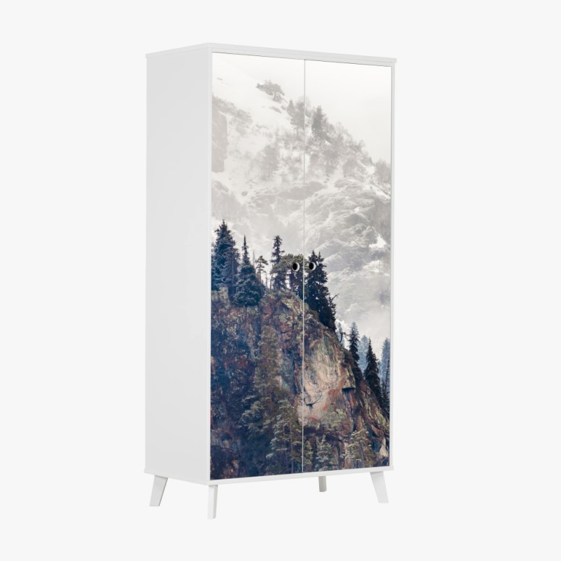 Schrankaufkleber nebliger berg mit felsklippe und kieferwald – Wallnifity® Schrankaufkleber nebliger berg mit felsklippe und kieferwald – Wallnifity®