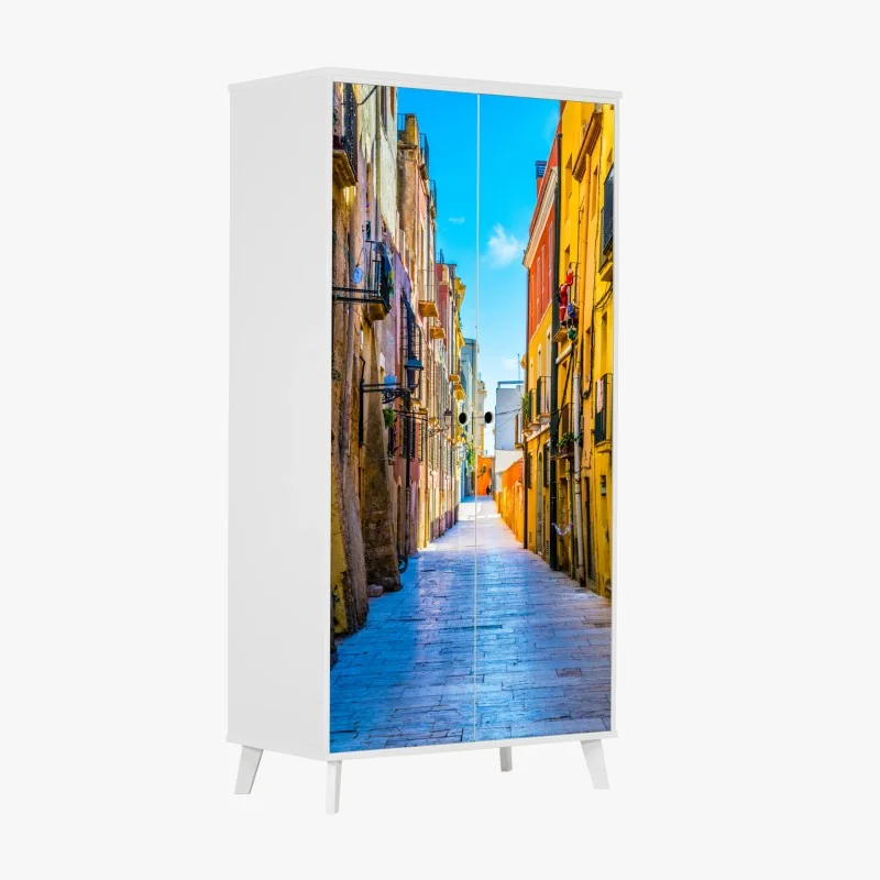 Schrankaufkleber sonnenbeschienene mediterrane gasse mit bunten fassaden