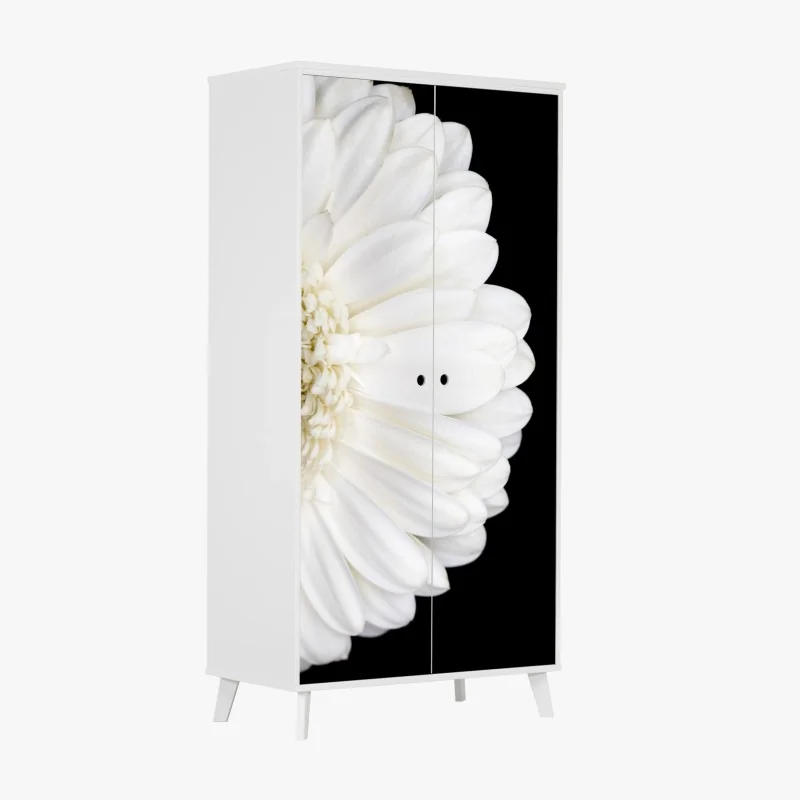 Schrankaufkleber weiße gerbera auf schwarzem hintergrund minimalistische nahaufnahme