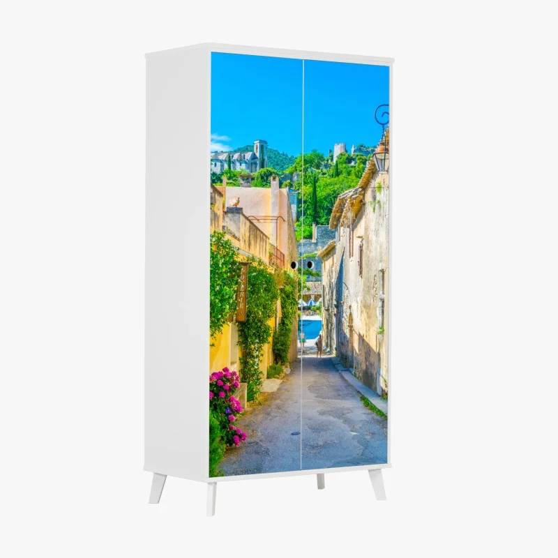 Schrankaufkleber sonnenbeschienene gasse in einem mediterranen dorf