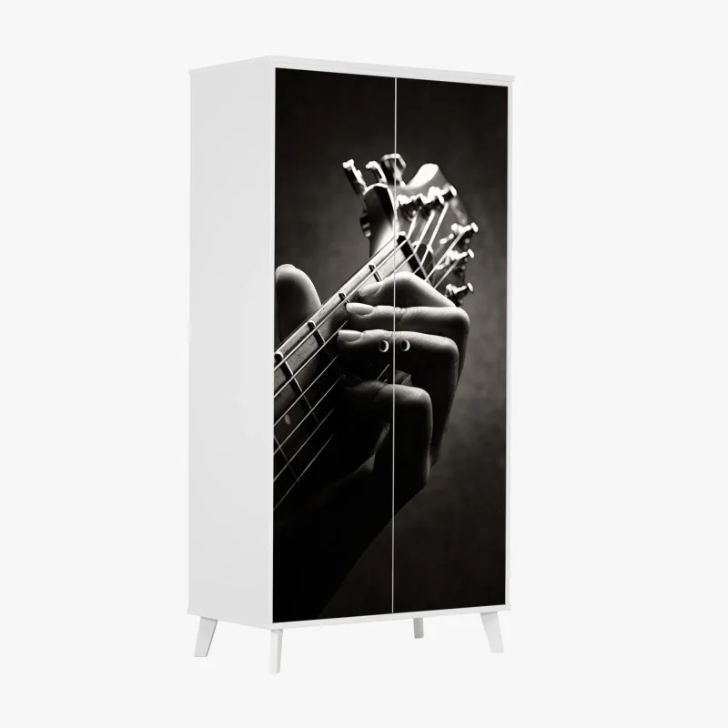 Schrankaufkleber nahaufnahme der hand auf dem griffbrett