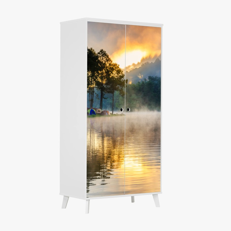 Schrankaufkleber morgendlicher nebel am Pang Oung see, Mae Hong Son