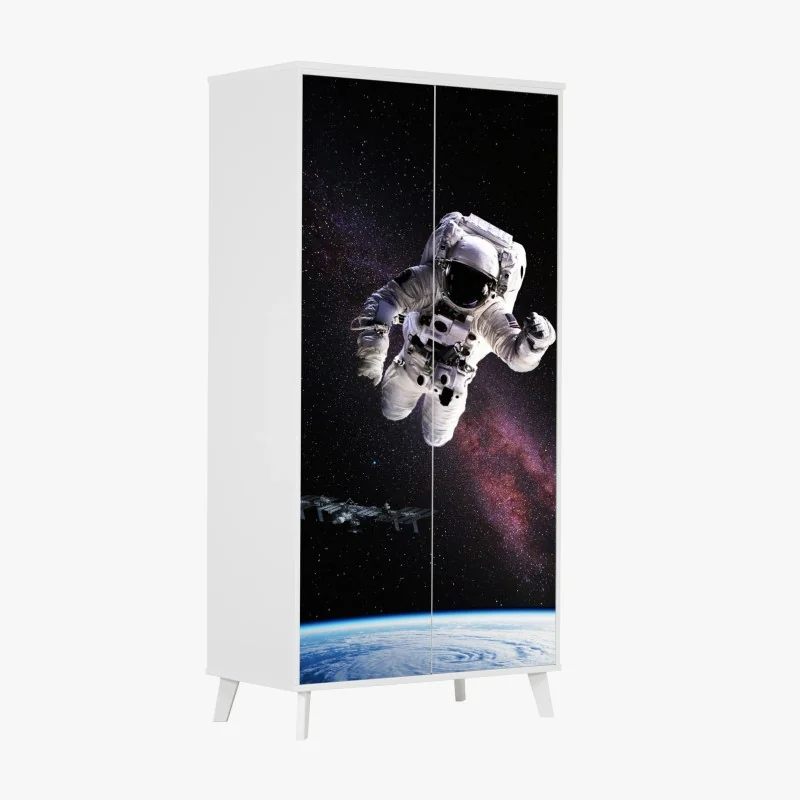 Schrankaufkleber astronaut über der Erde und galaxie