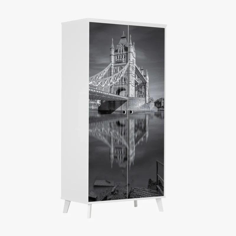 Schrankaufkleber Tower Bridge reflektiert in schwarzweiß