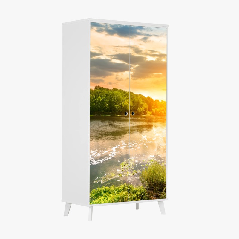 Schrankaufkleber ruhiger sonnenuntergang am fluss im grünen wald