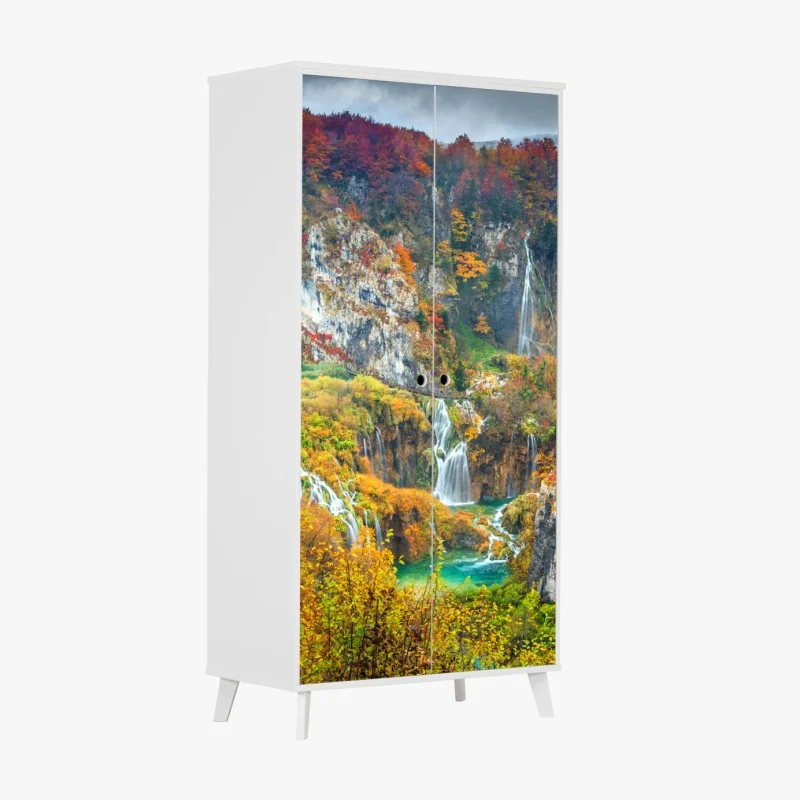 Schrankaufkleber herbstliche wasserfälle in einem farbenfrohen wald