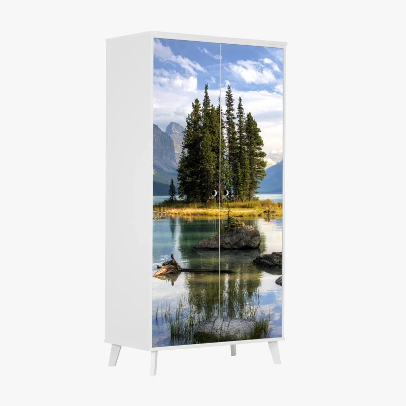 Schrankaufkleber ruhiger alpensee mit insel und bergen