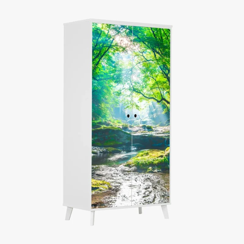 Schrankaufkleber sonnendurchfluteter waldbach mit moosbedeckten steinen