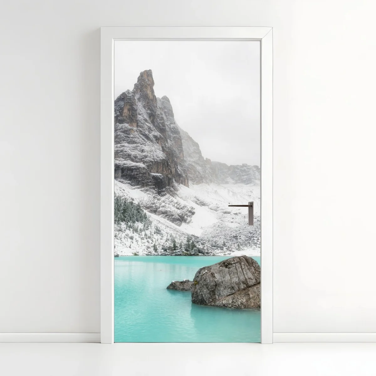 Türaufkleber türkissee in alpiner landschaft unter schneebedeckten gipfeln – Wallnifity®