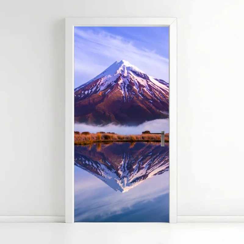 Türaufkleber majestätische bergspiegelung bei sonnenaufgang