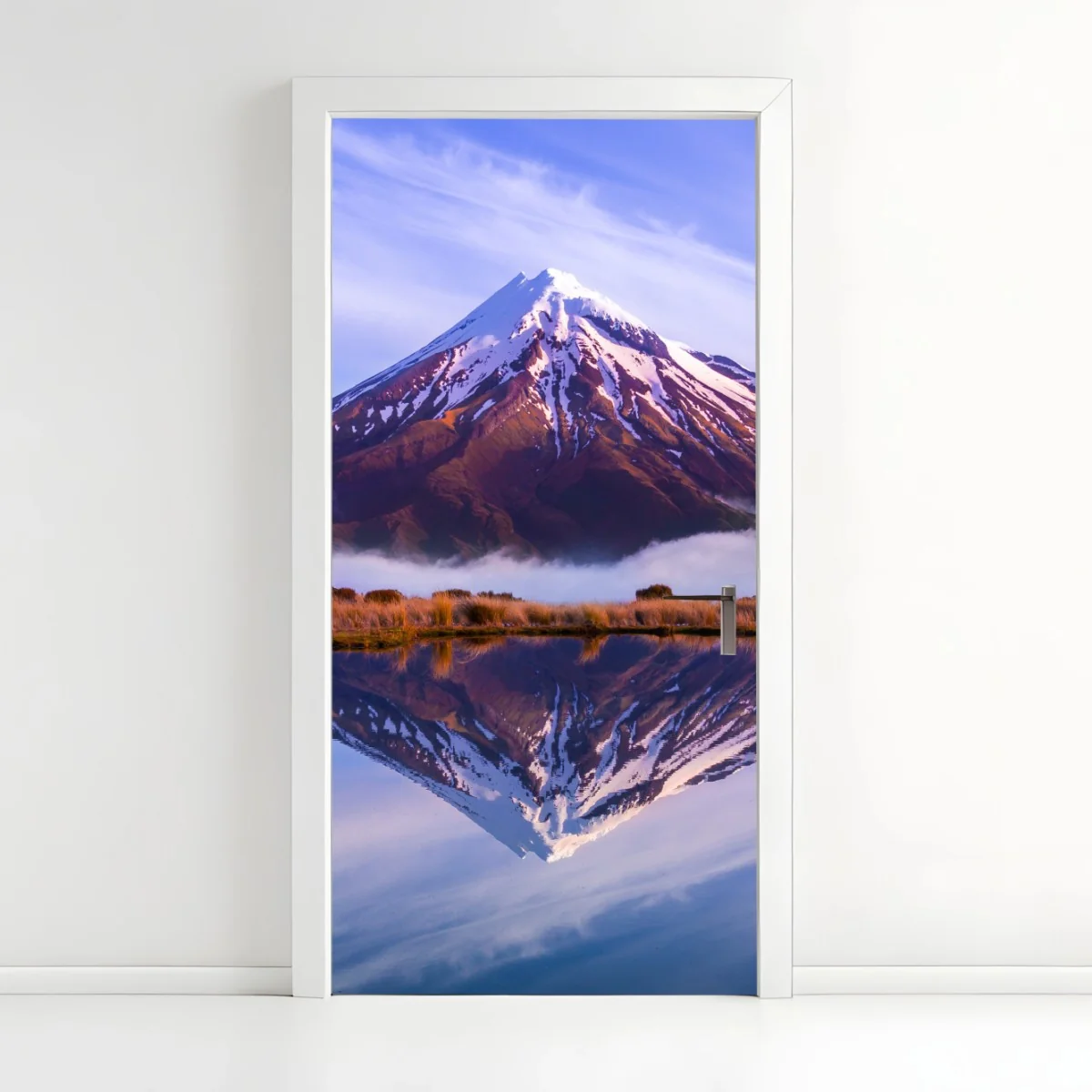 Türaufkleber majestätische bergspiegelung bei sonnenaufgang – Wallnifity® Türaufkleber majestätische bergspiegelung bei sonnenaufgang – Wallnifity®