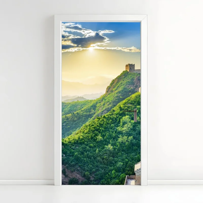 Türaufkleber Chinesische Mauer bei sonnenaufgang über grünen bergen