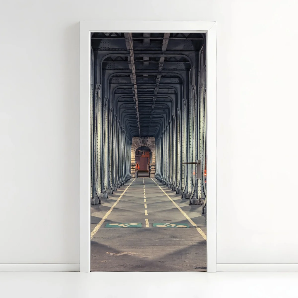 Türaufkleber symmetrischer stahlkorridor einer brücke bei nacht – Wallnifity®