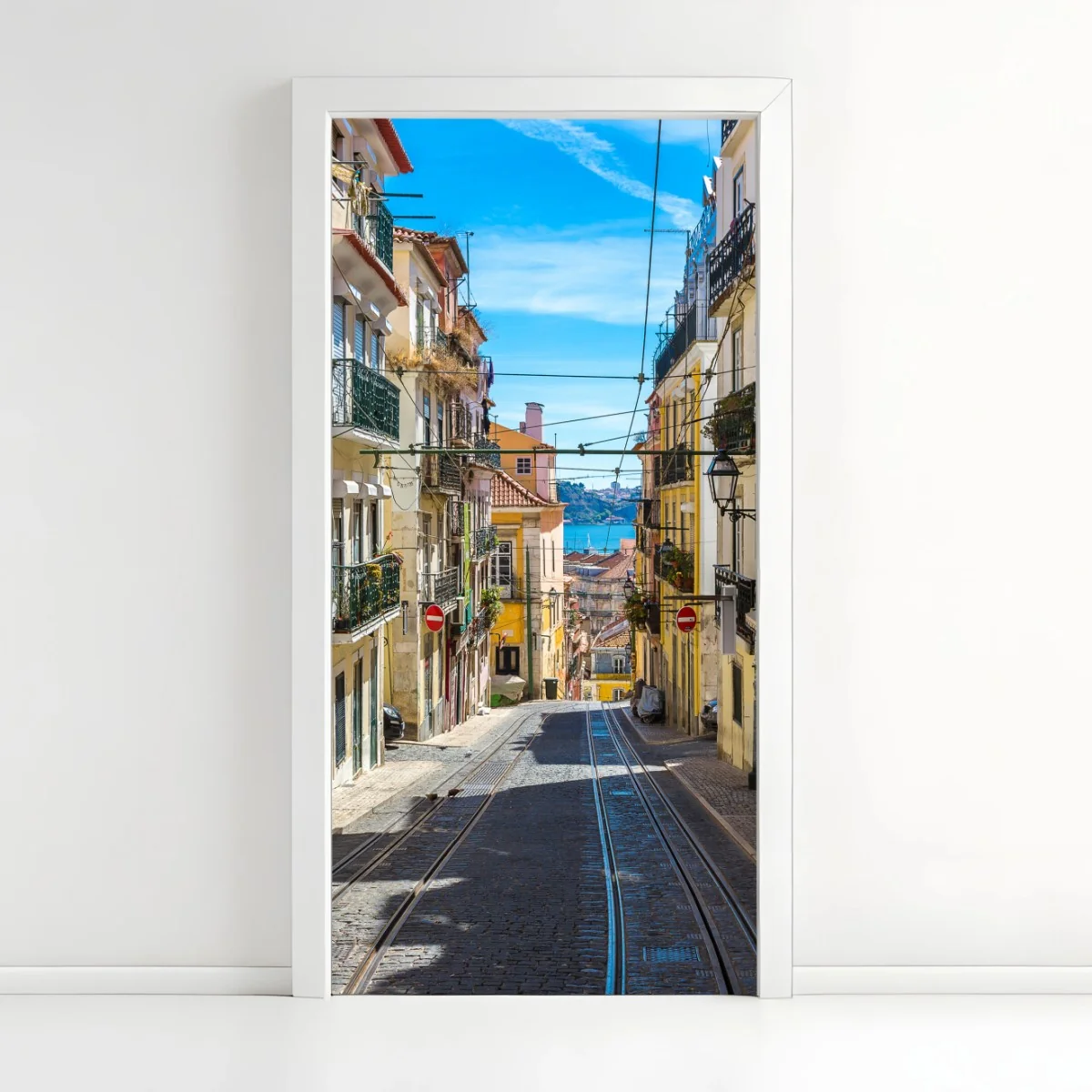 Türaufkleber alte straße in Lissabon an einem sommerlichen tag – Wallnifity® Türaufkleber alte straße in Lissabon an einem sommerlichen tag – Wallnifity®
