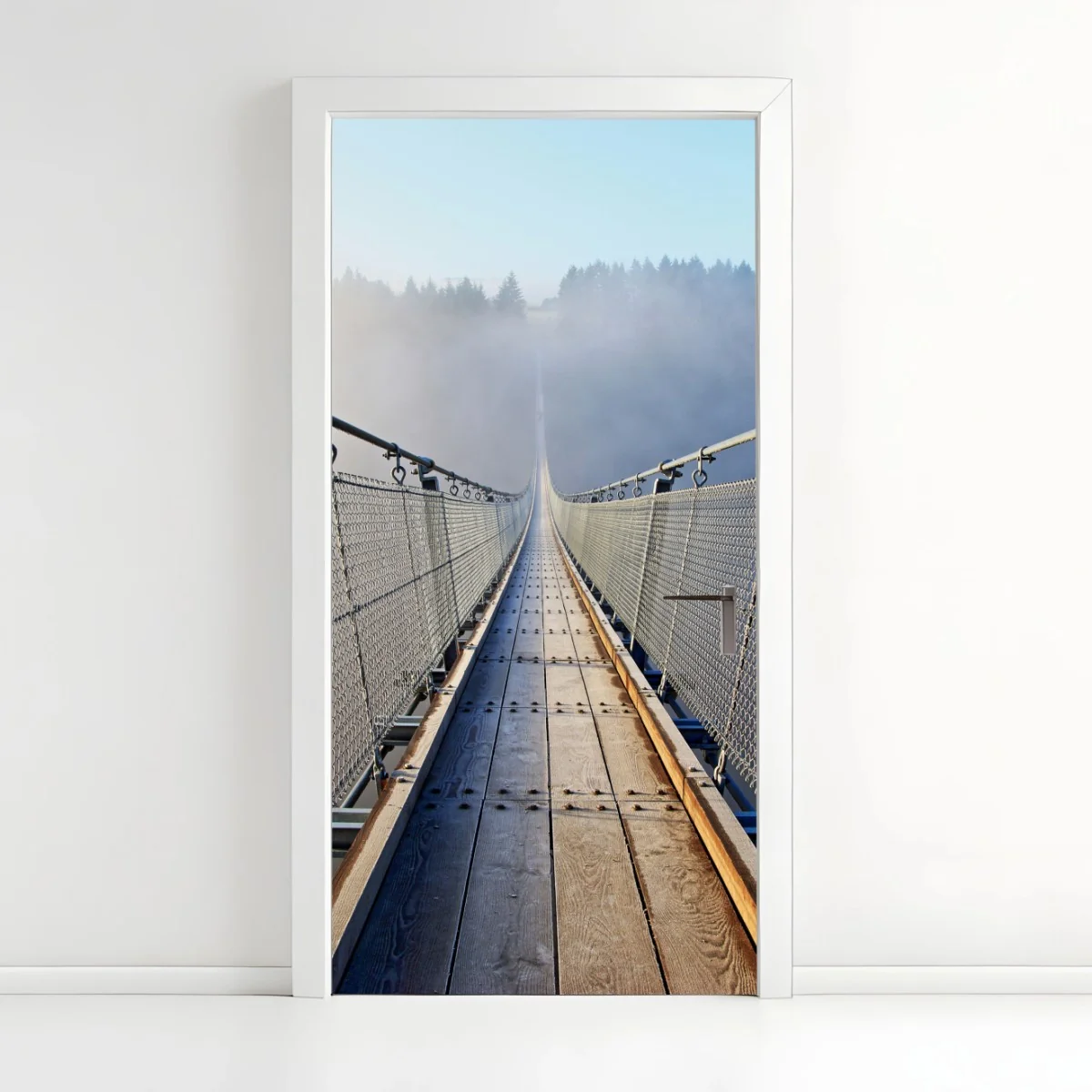 Türaufkleber neblige hängebrücke, die in den wald führt – Wallnifity®