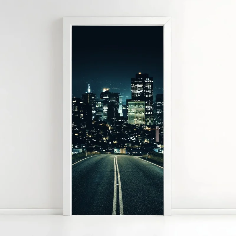 Türaufkleber straße zur beleuchteten stadtsilhouette bei nacht