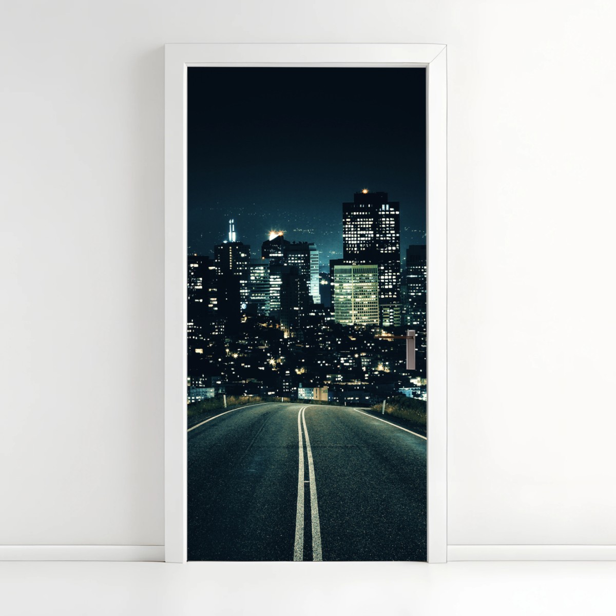 Türaufkleber straße zur beleuchteten stadtsilhouette bei nacht – Wallnifity®