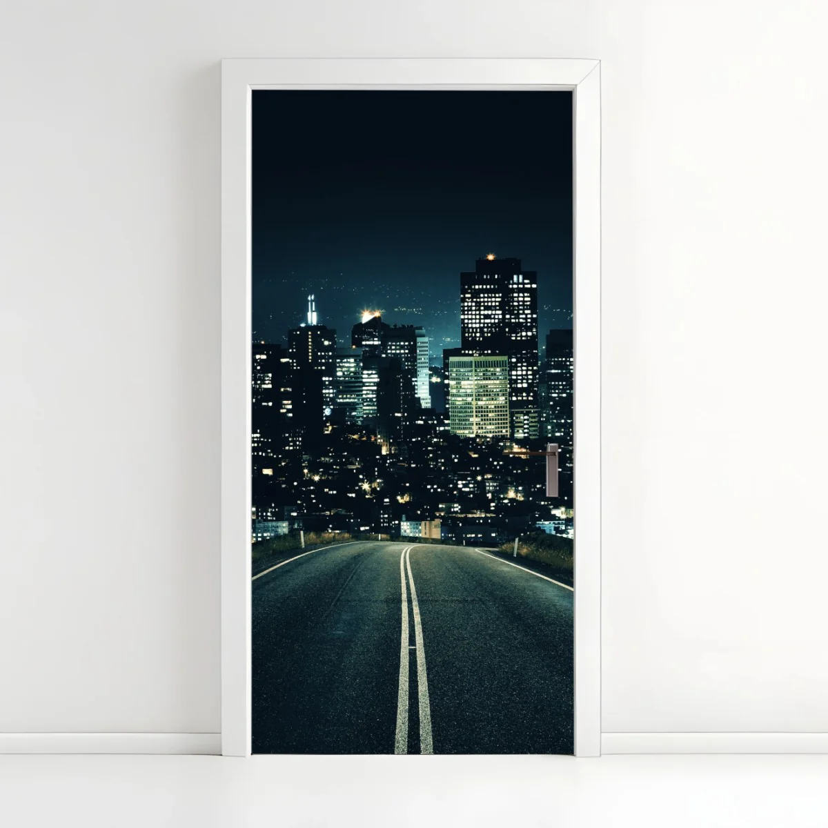 Türaufkleber straße zur beleuchteten stadtsilhouette bei nacht – Wallnifity® Türaufkleber straße zur beleuchteten stadtsilhouette bei nacht – Wallnifity®