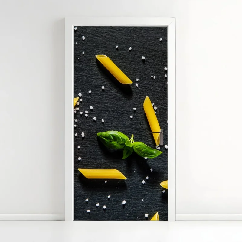 Türaufkleber tomaten und penne auf schwarzem schiefer