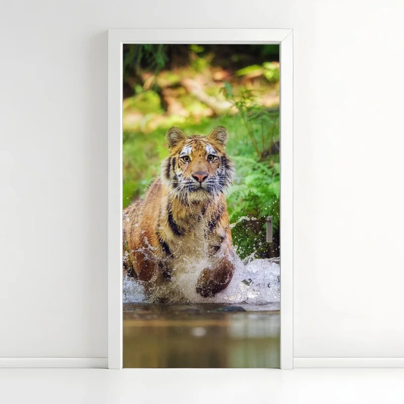 Türaufkleber majestätischer tiger im waldbach