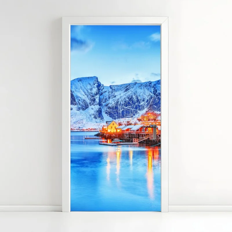 Türaufkleber verschneites küstendorf unter hohen bergen