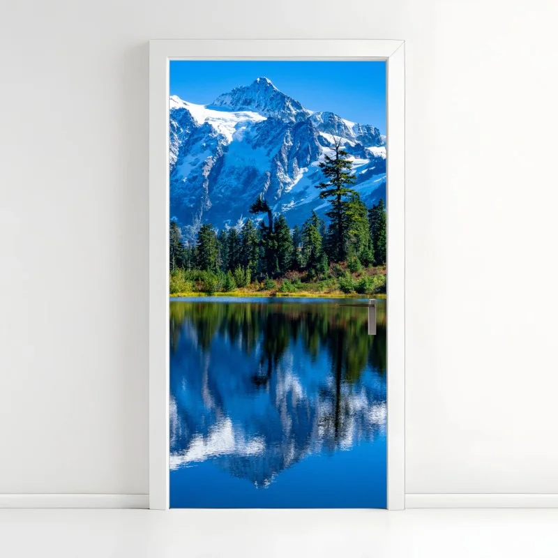 Türaufkleber majestätische bergspiegelung über dem see