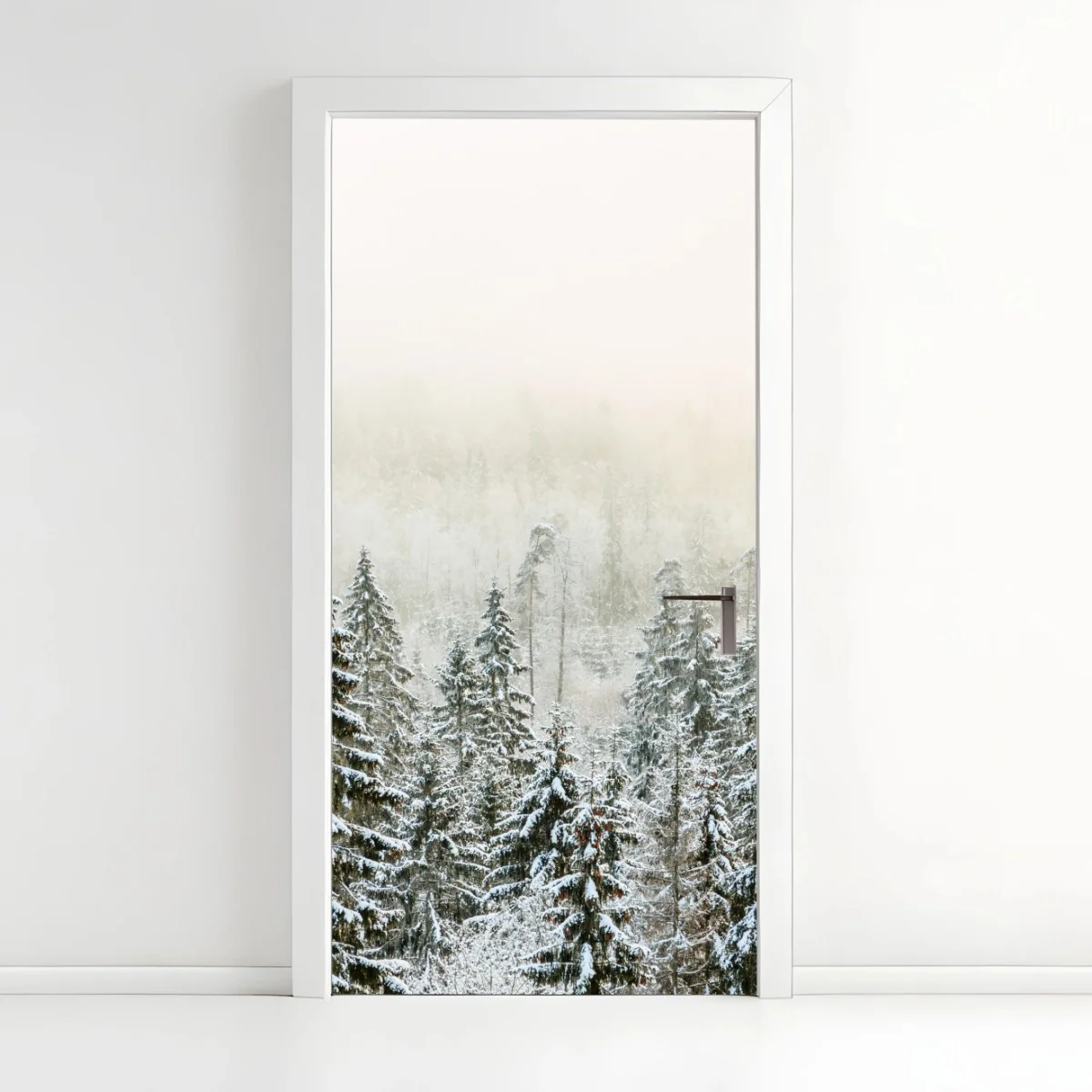 Türaufkleber verschneiter wald im sanften nebel – Wallnifity®