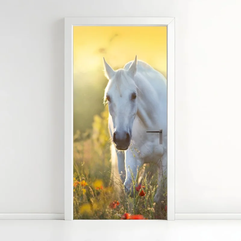 Türaufkleber weißes pferd im mohnfeld bei sonnenaufgang