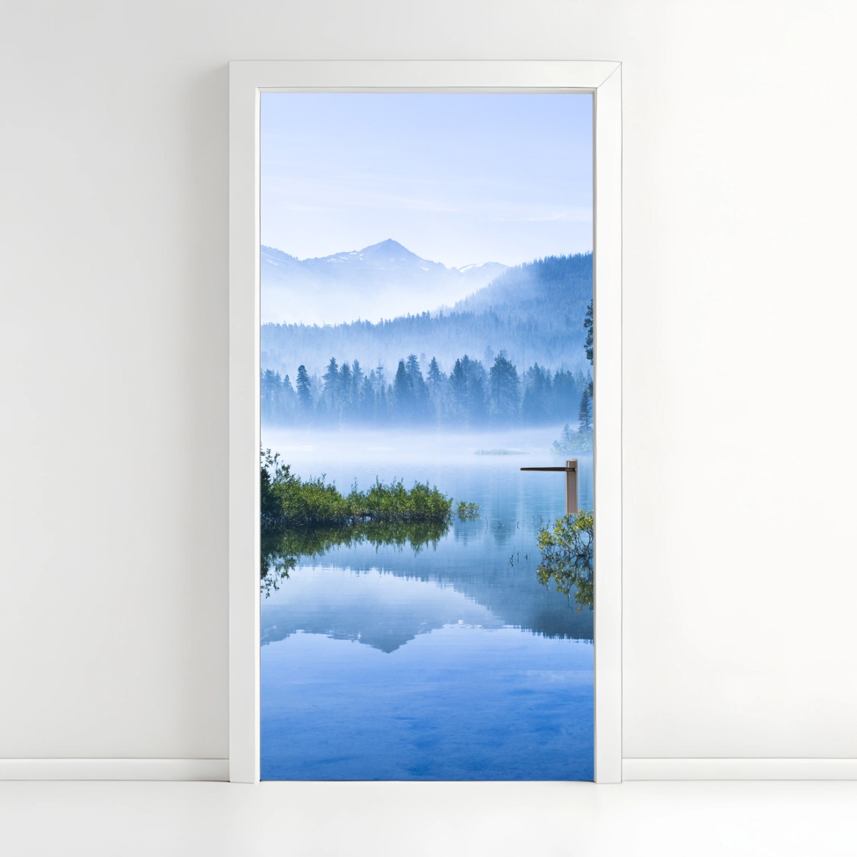 Türaufkleber nebliger bergsee mit spiegelnder oberfläche – Wallnifity®