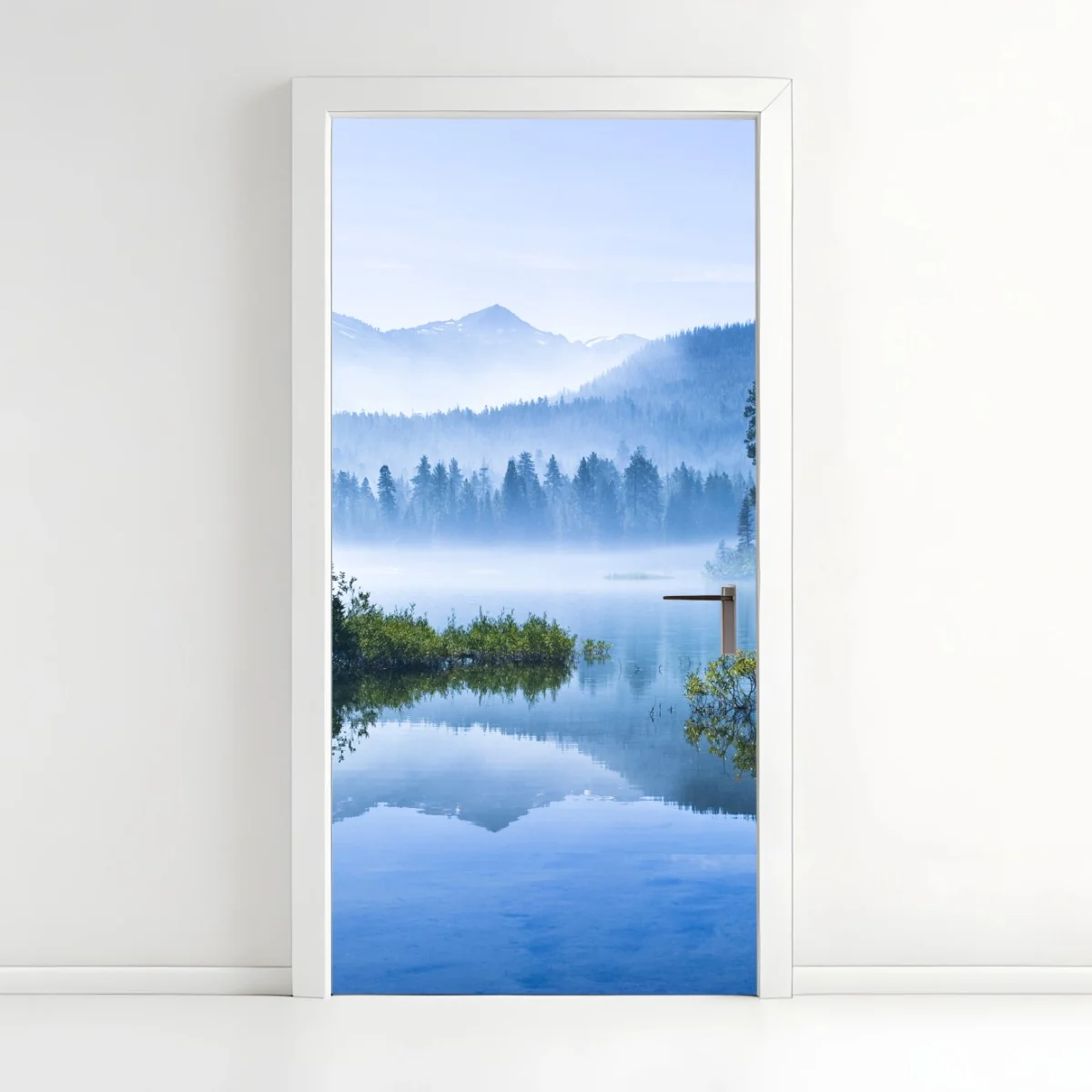 Türaufkleber nebliger bergsee mit spiegelnder oberfläche – Wallnifity®