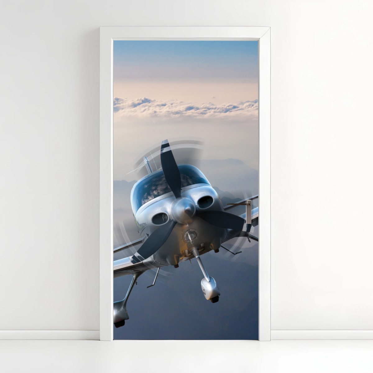 Türaufkleber silbernes propellerflugzeug über nebeligen bergen – Wallnifity®