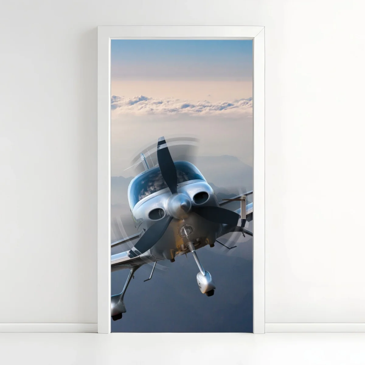 Türaufkleber silbernes propellerflugzeug über nebeligen bergen – Wallnifity® Türaufkleber silbernes propellerflugzeug über nebeligen bergen – Wallnifity®