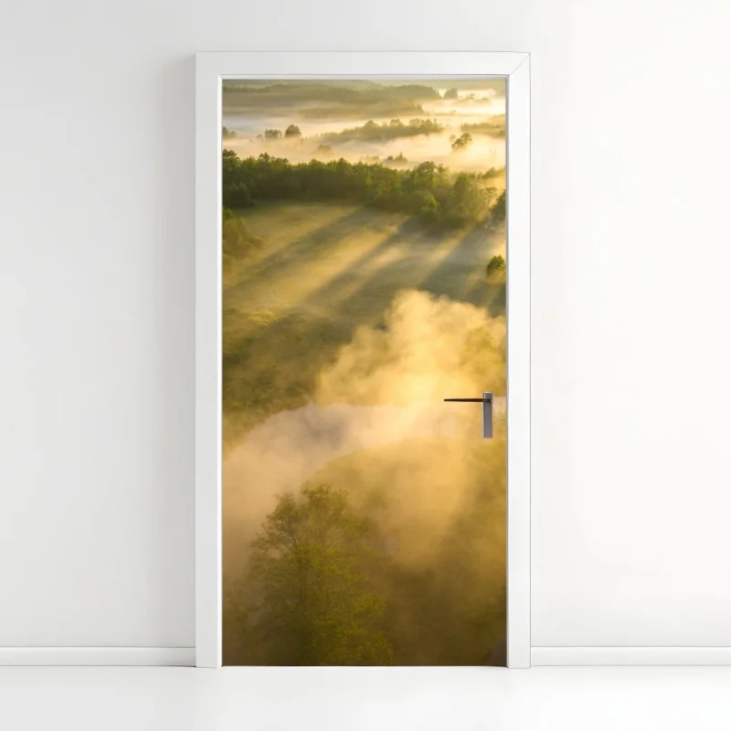 Türaufkleber goldener morgen über nebligem fluss