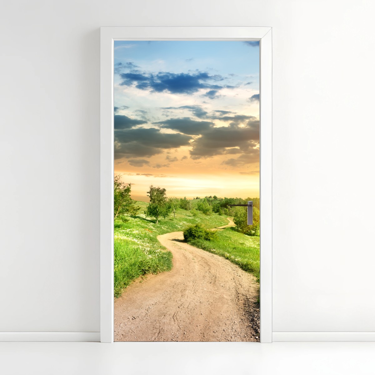 Türaufkleber sonnenuntergang über einem feldweg durch grüne wiese – Wallnifity®