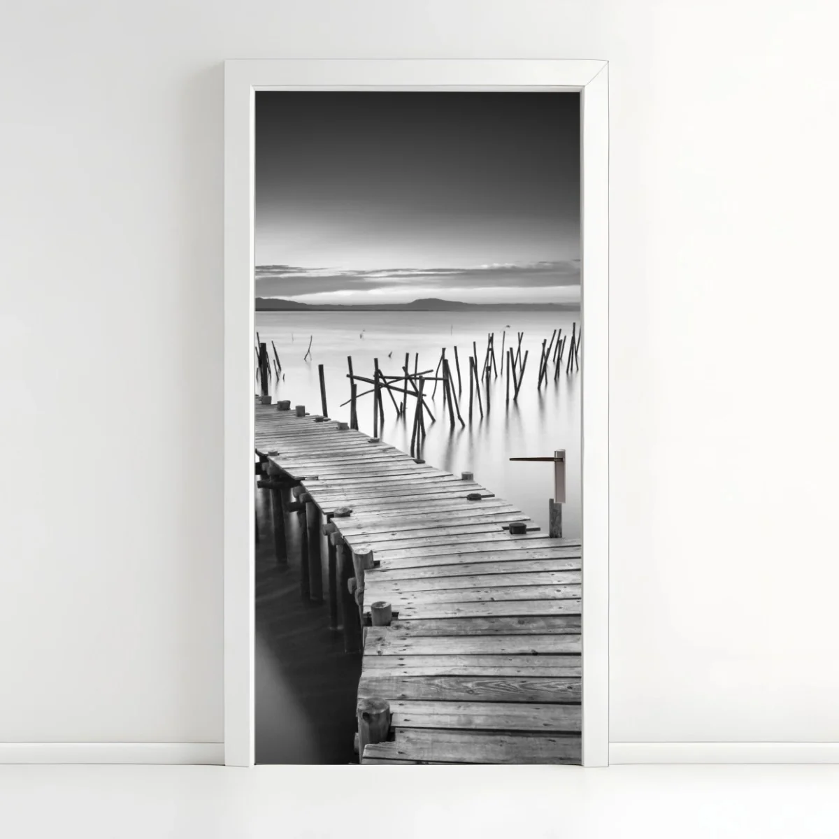 Türaufkleber ruhiger hölzerner steg bei dämmerung – Wallnifity® Türaufkleber ruhiger hölzerner steg bei dämmerung – Wallnifity®