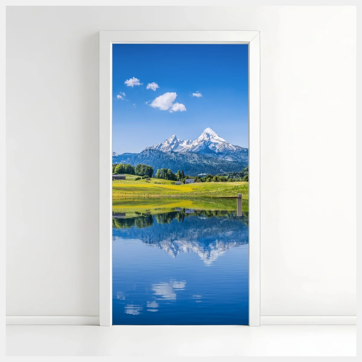 Türaufkleber alpine spiegelung: ruhige berglandschaft – Wallnifity®