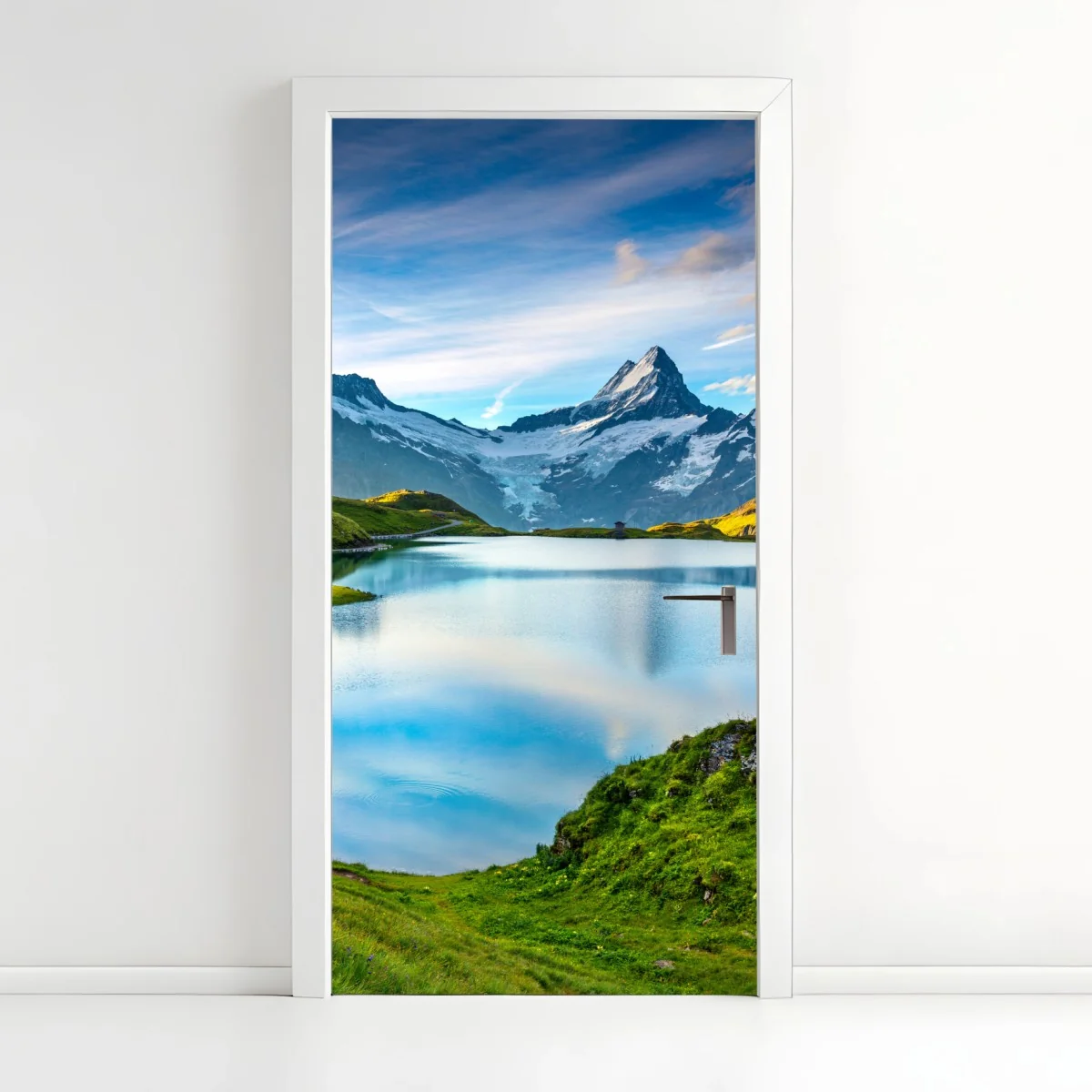 Türaufkleber ruhiger alpensee vor dem Wetterhorn, Schweiz – Wallnifity®