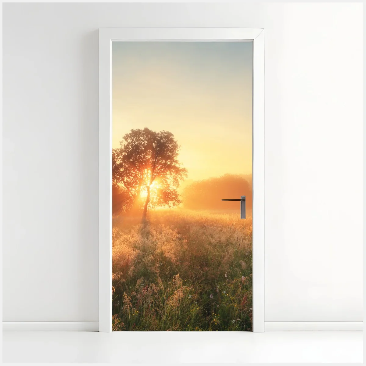 Türaufkleber goldener sonnenaufgang über nebliger wiese – Wallnifity® Türaufkleber goldener sonnenaufgang über nebliger wiese – Wallnifity®