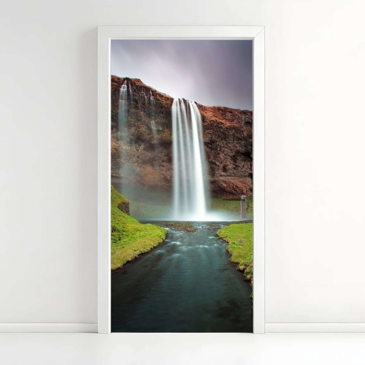 Türaufkleber nebeliger wasserfall im üppigen tal – Wallnifity®